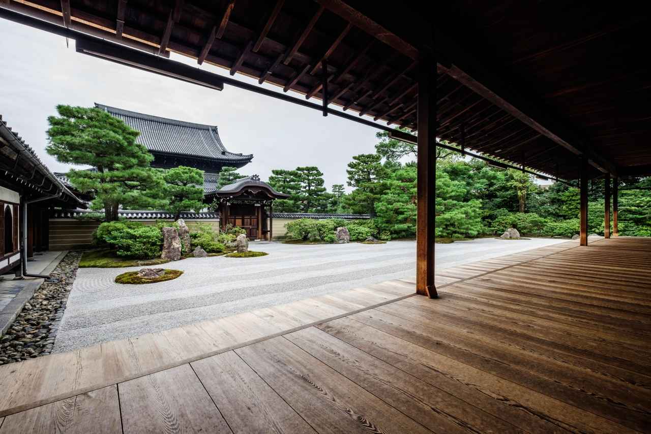 画像4: 建仁寺｜畳108畳分の双龍図が天井いっぱいに広がる禅寺