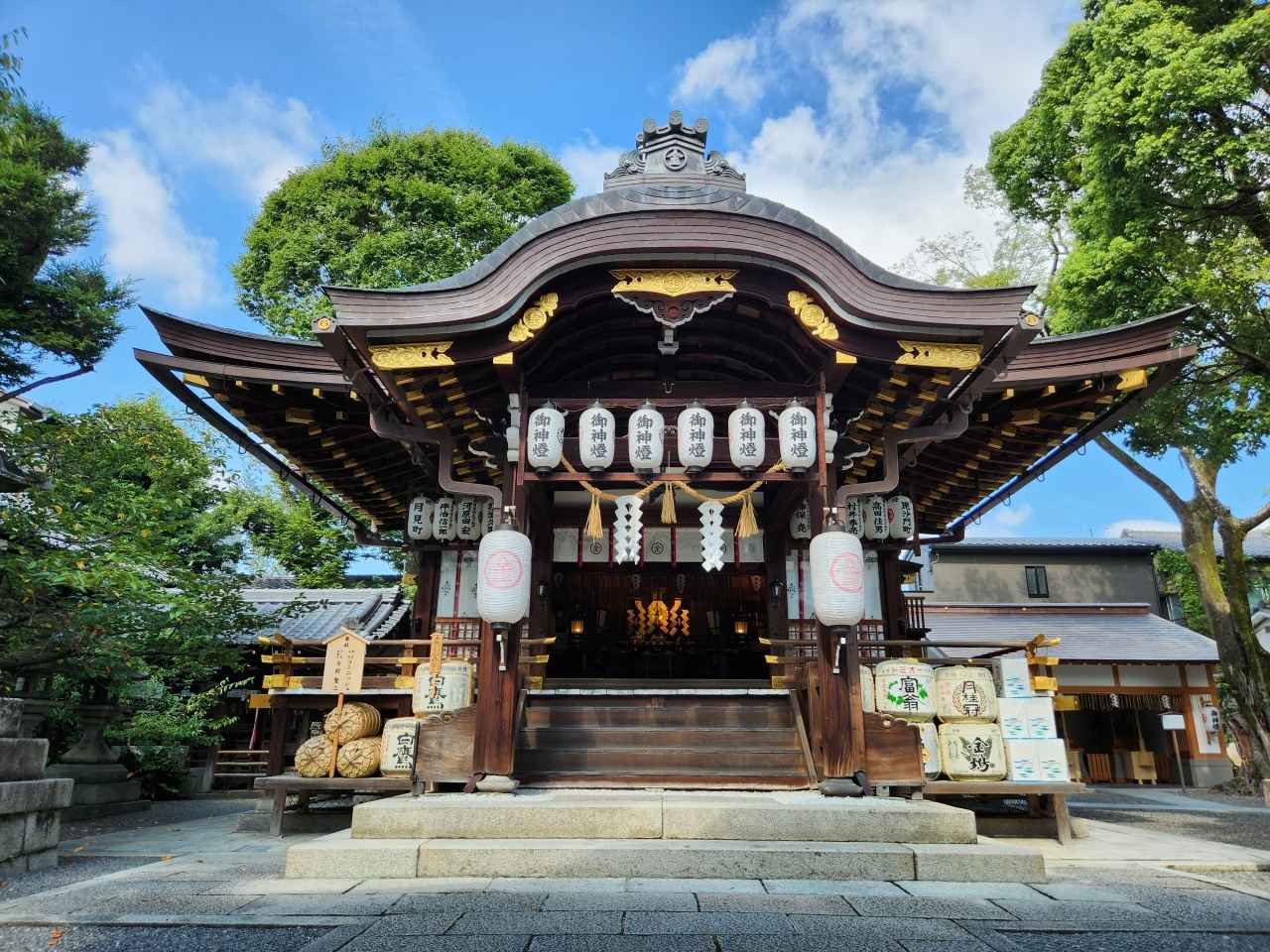 画像1: 安井金比羅宮｜お札に覆われた縁切り縁結び碑をくぐる