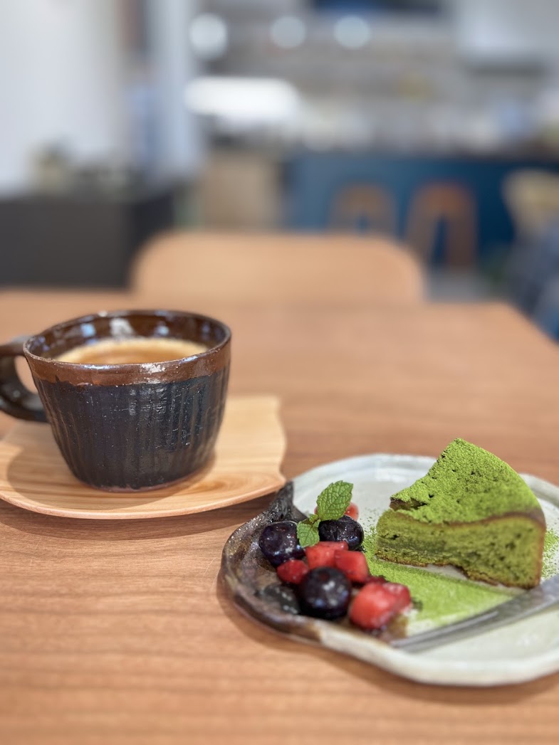 画像: 写真左からコーヒーラテ（HOT）（690円）、ガトーショコラ（500円）