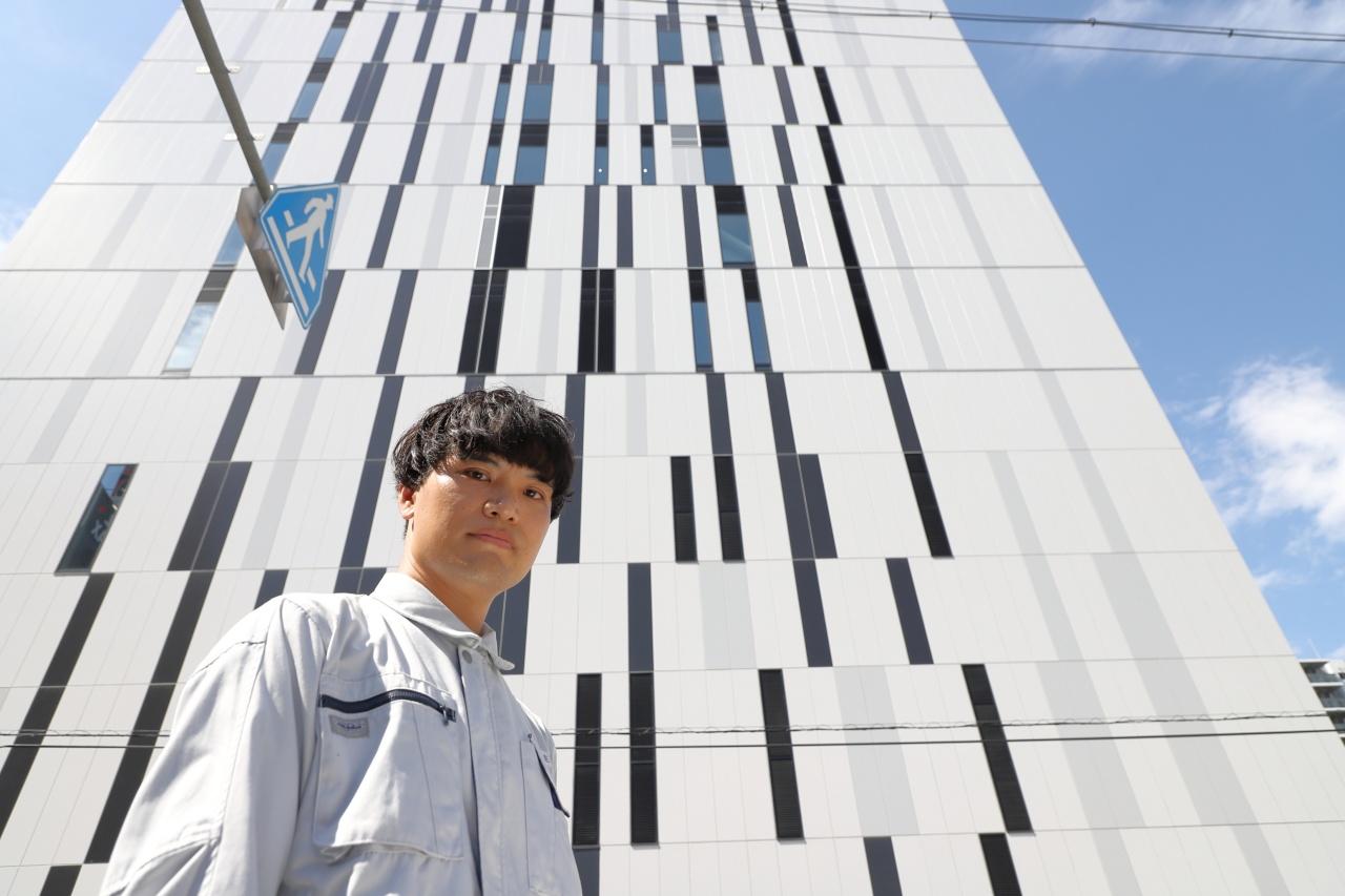 画像: 建築に携わった、オプテージ曽根崎データセンター前にて。