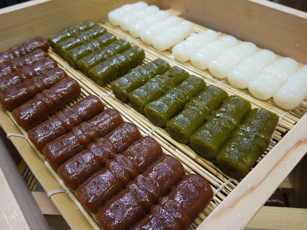 画像2: 衹園饅頭｜南座隣で百年以上続く名物の志んこ