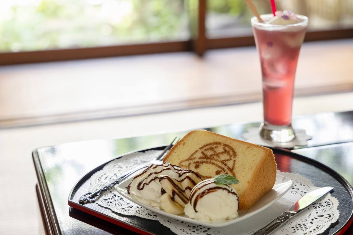 画像: 写真左から、かめまるチョコバナナシフォンケーキ・アイスあり（700円）、星空ソーダ（600円）