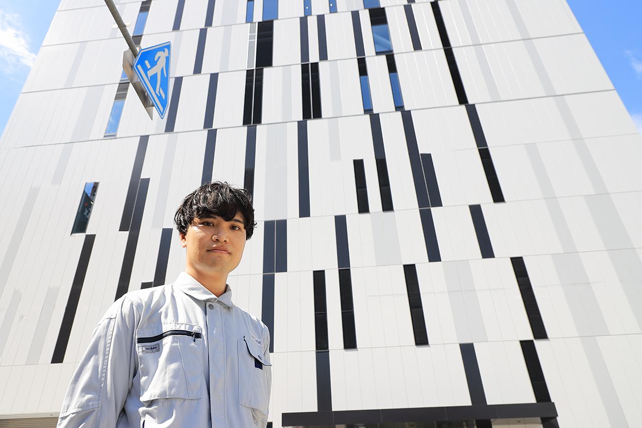 画像: 建築に携わった、オプテージ曽根崎データセンター前にて。
