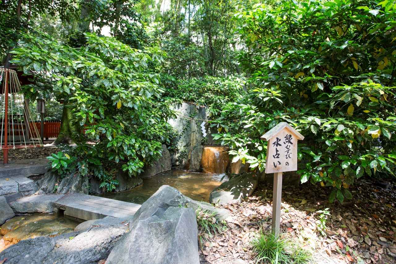 画像2: 生田神社｜ビル街の谷間に朱塗りの社殿が構える神戸の氏神