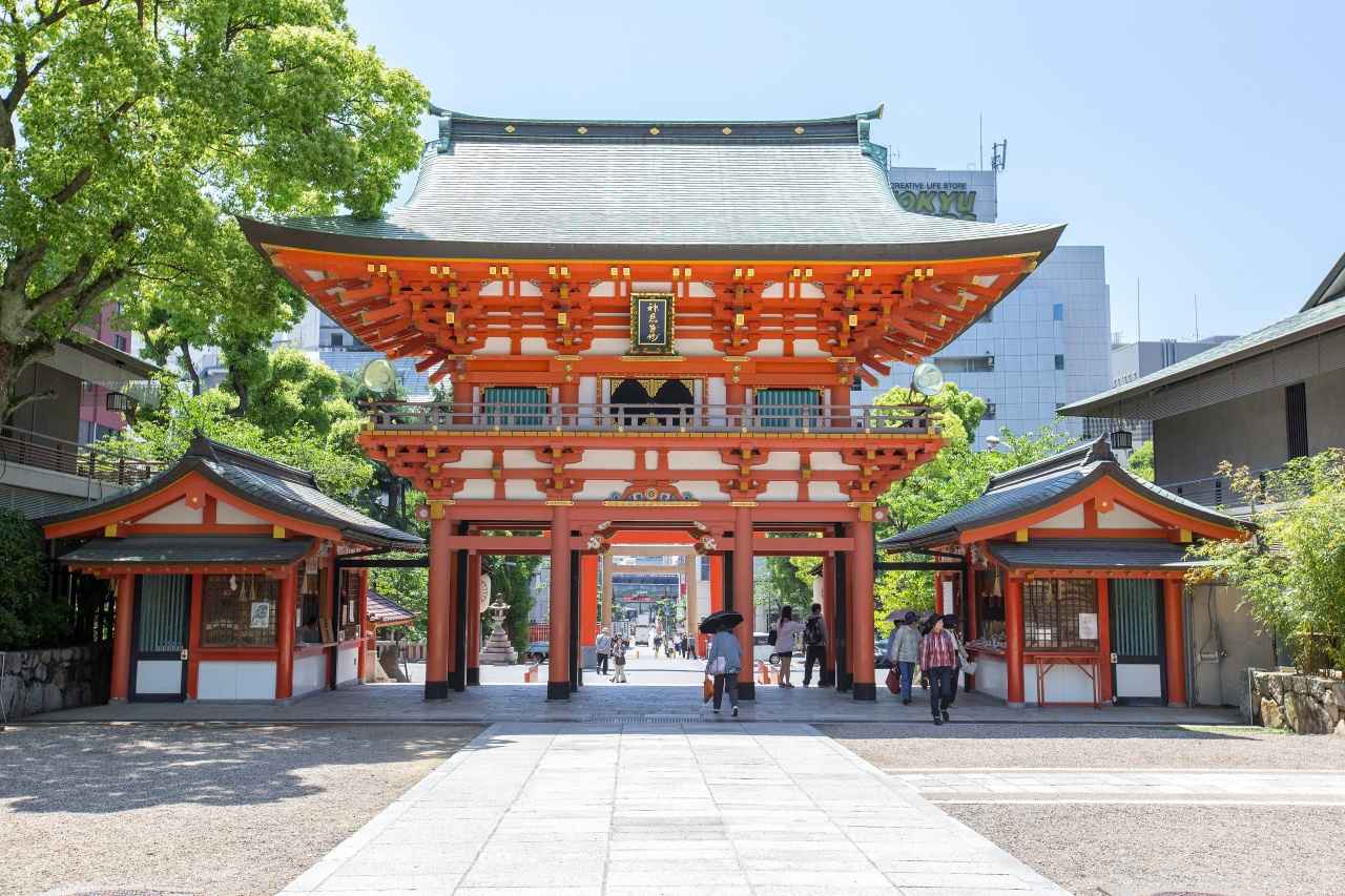 画像1: 生田神社｜ビル街の谷間に朱塗りの社殿が構える神戸の氏神