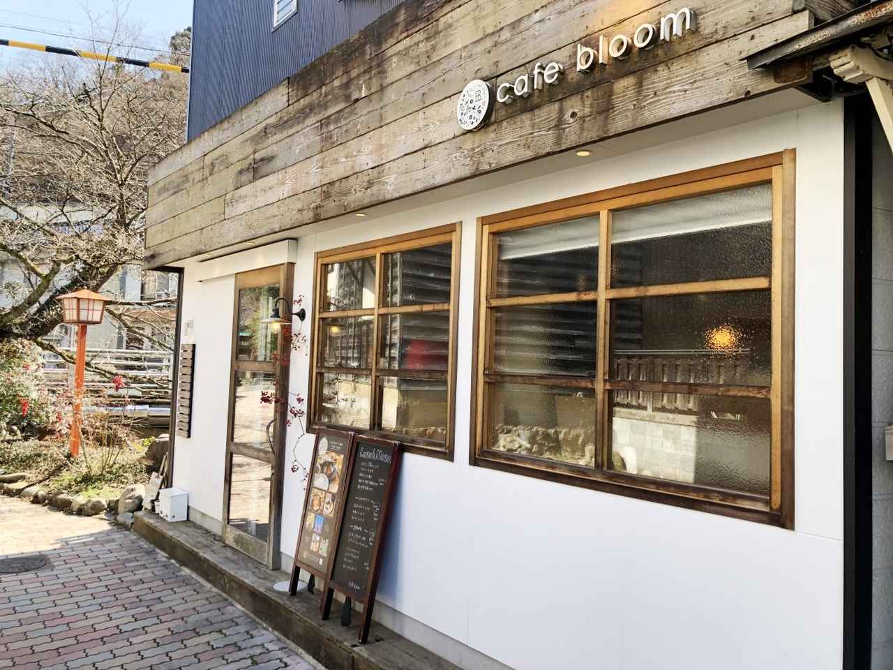 画像: cafe bloom｜春来川を眺めて味わう「荒湯キャラメルのチーズケーキ」
