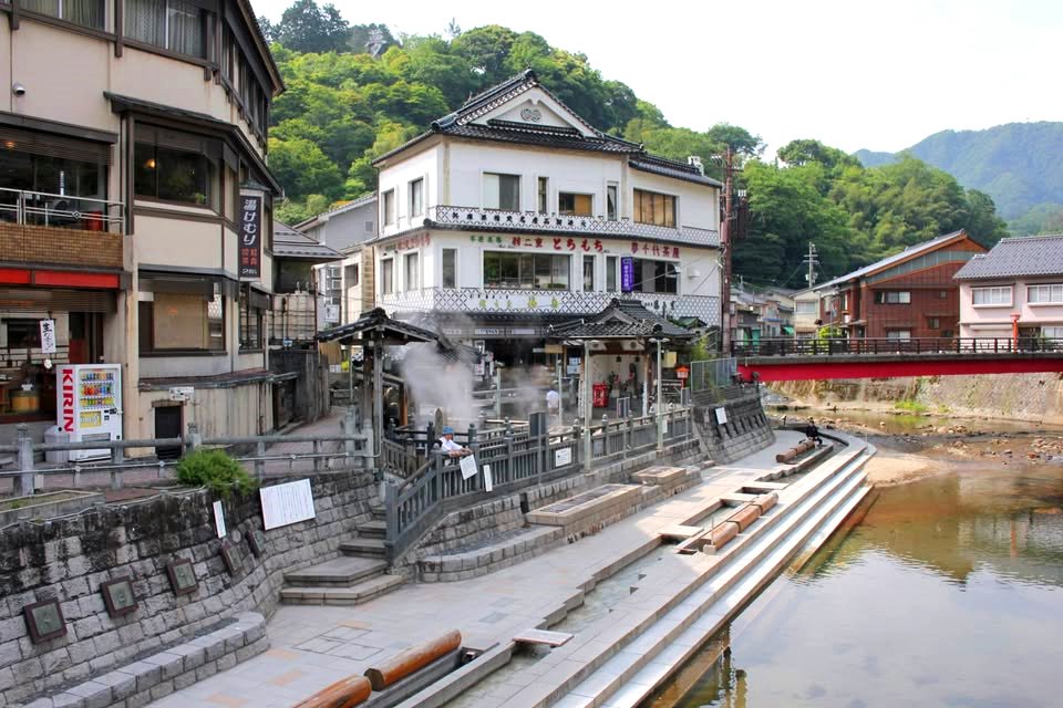 画像1: 総本家 栃泉｜とちの実の香りともちもち食感が続く「とち餅」の老舗