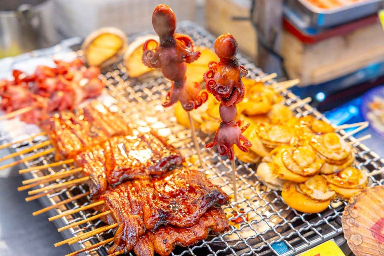 画像2: 黒門市場|アーケードに鮮魚と食べ歩きの店が並ぶ、大阪の台所