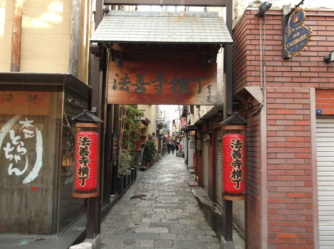 画像: 法善寺横丁|石畳と提灯が続く2本の路地で、昭和の大阪に入り込む