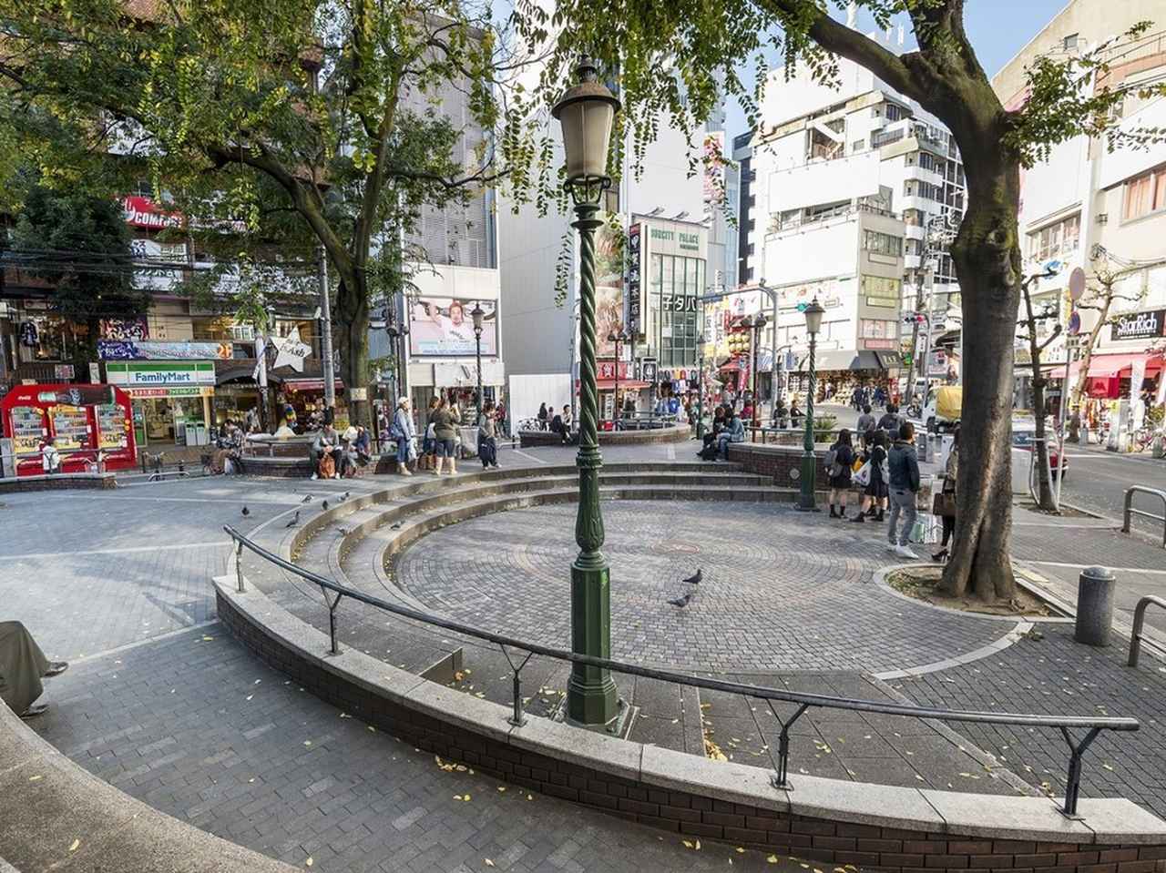 画像: アメリカ村|三角公園を囲んで、古着とスニーカーの店がひしめく若者の街