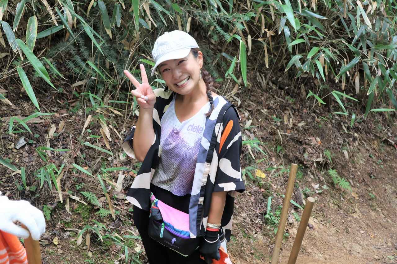 画像: 笑顔で道普請に取り組む、三船美佳さん