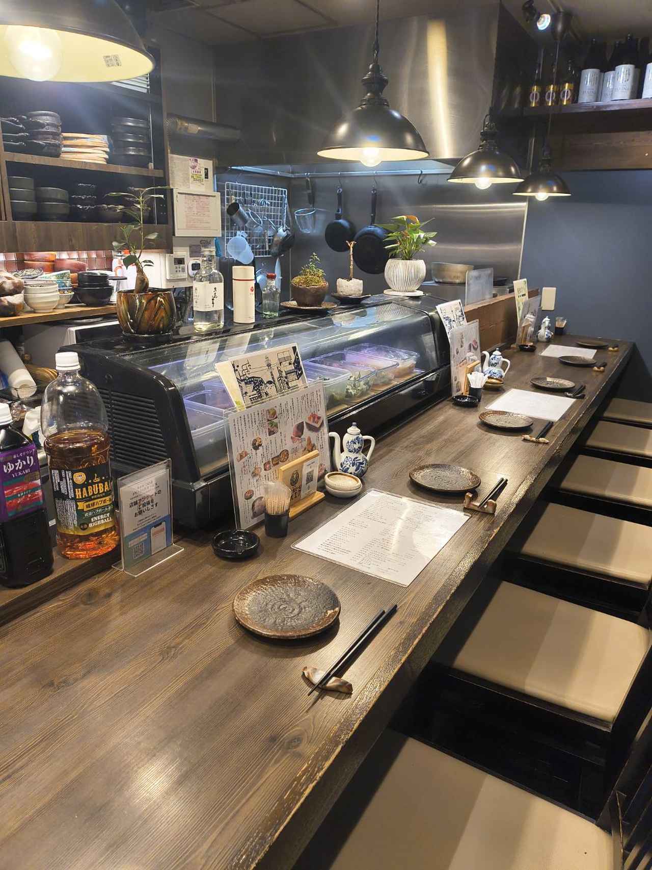 画像: 新鮮なネタが目の前に並ぶカウンター席
