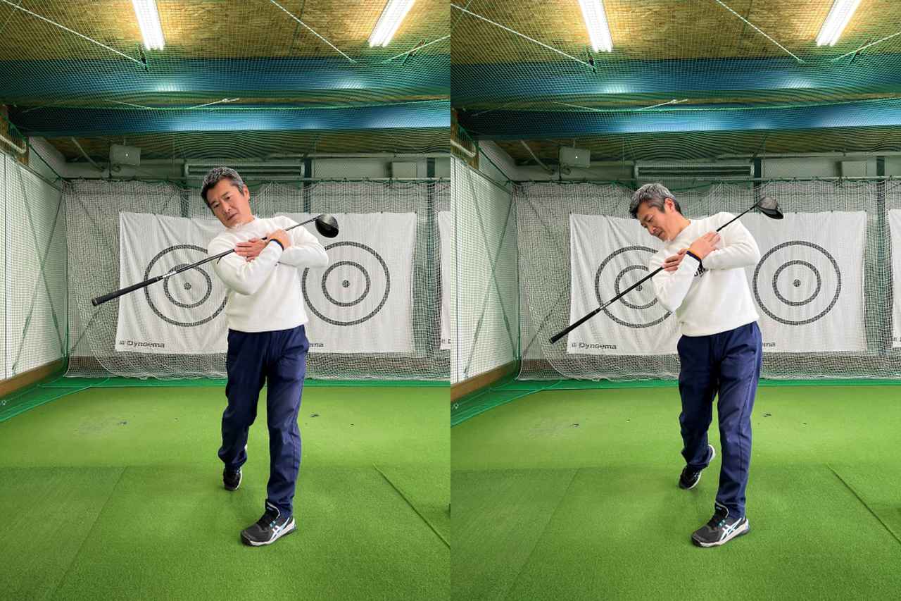 画像: 頭を残すより(写真右)一気に左を向いたほうが右肩のグリップが目標方向を速く指しているのがわかる