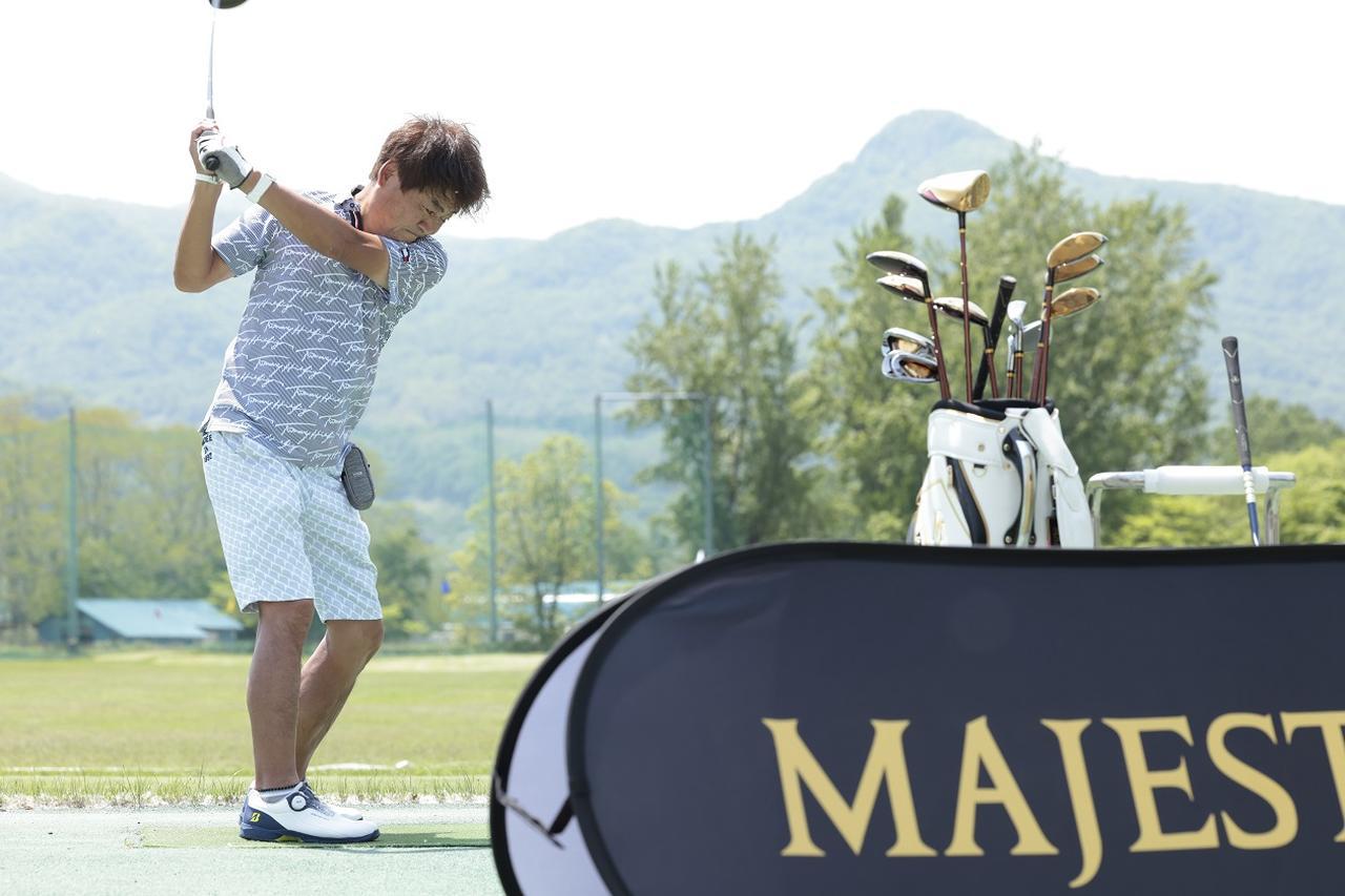 画像1: 「CONQUEST」ってどうですか?
「Majesty Golf Presents 北海道ゴルフツアー」の
参加者に試打してもらった