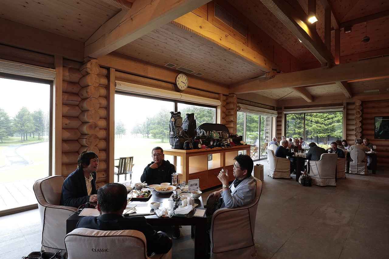 画像: タフなラウンド後は美食とともにゴルフ談義