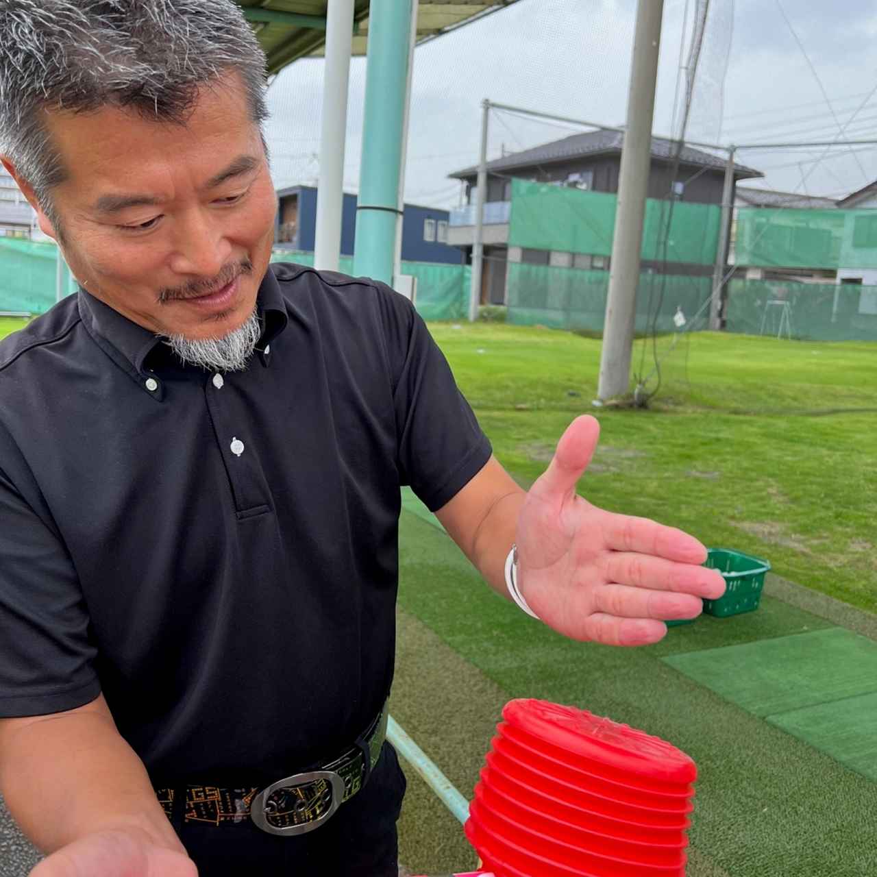 画像: まずはどうやったら力が入るか、上から下にでいいので空手チョップをイメージ。