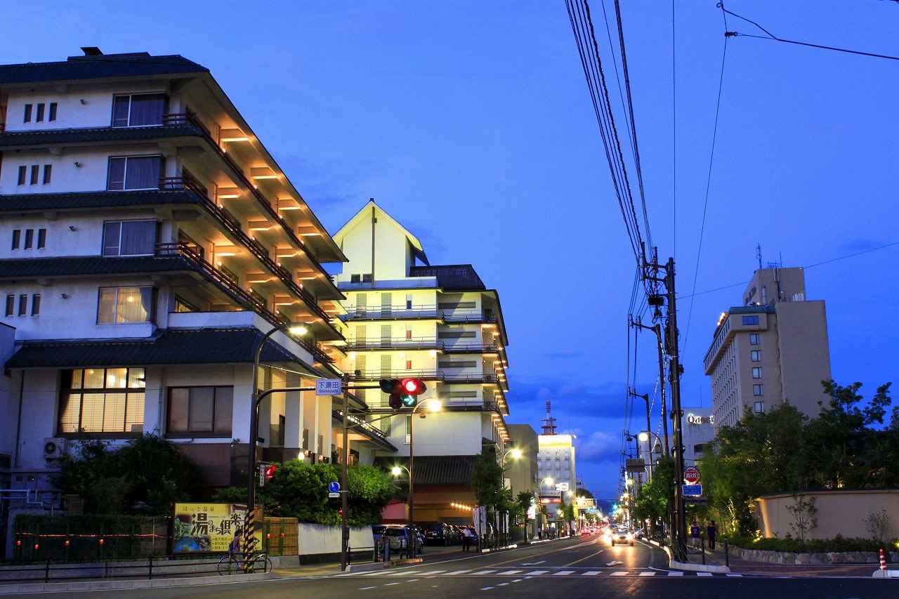 画像: 温泉街には10軒以上の宿泊施設が軒を連ねる