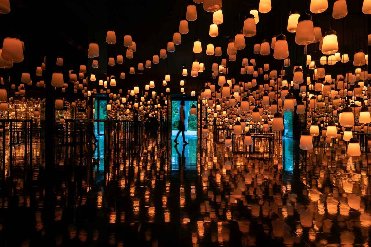 画像: デジタルアートカンパニーとして有名なチームラボのアート作品が広がる本館ロビー