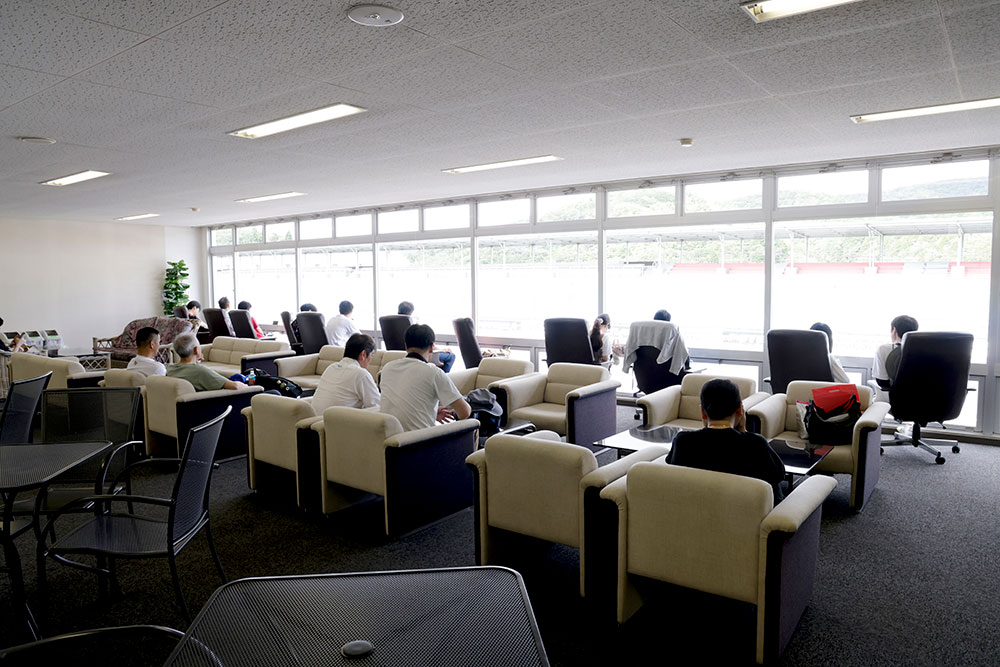 画像: TANZO CLUB会員専用の休憩室。窓からはサーキットコースが一望できる贅沢な空間だ