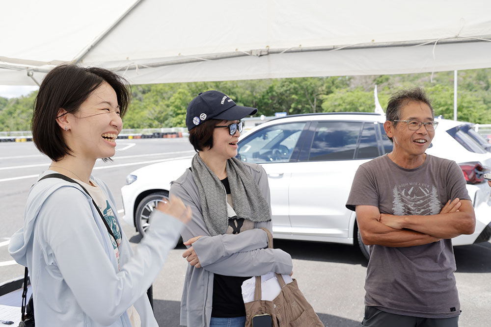 画像: 左からマサキさん、そのお母様、そしてご友人。三者三様の視点で試乗会を楽しんだ