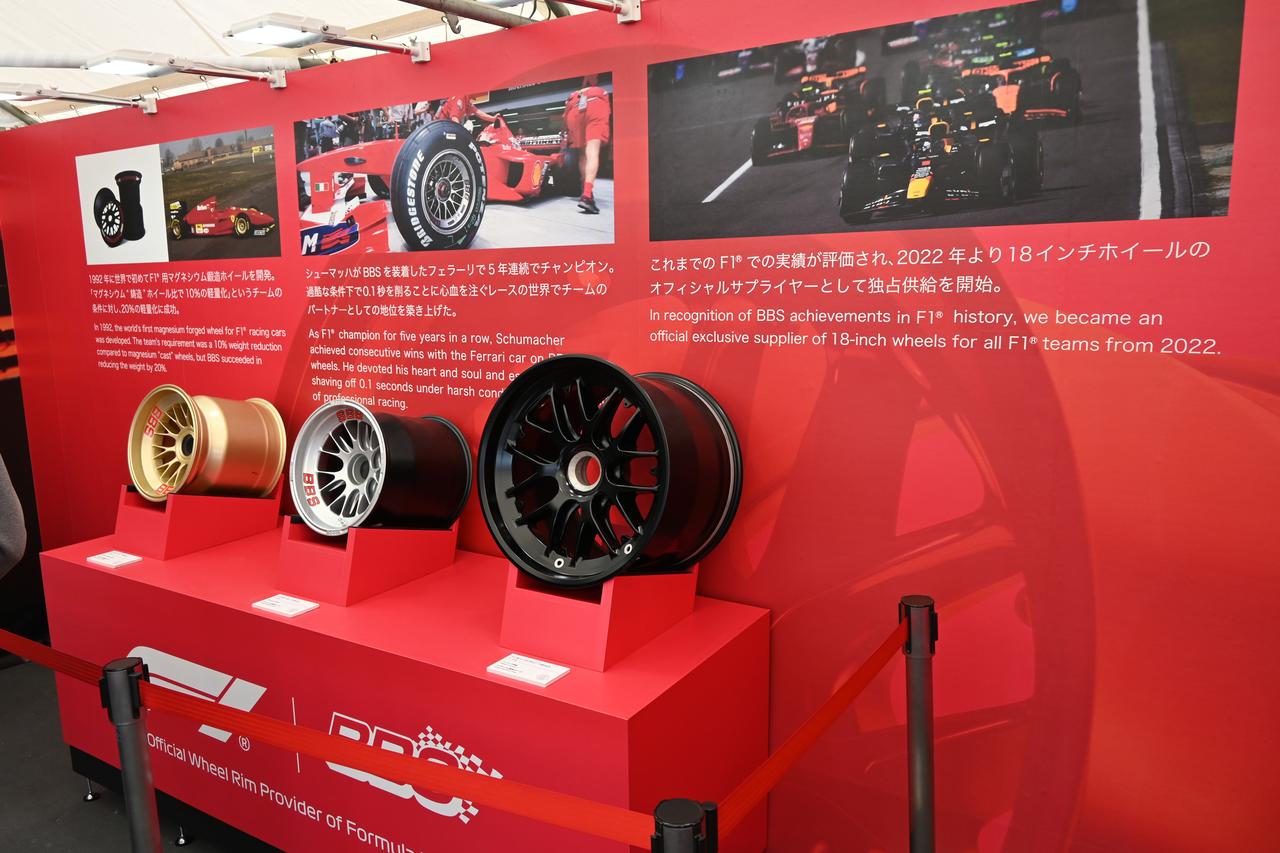 画像: 過去に採用された13インチホイールと2022年よりワンメイク供給している18インチホイールを展示