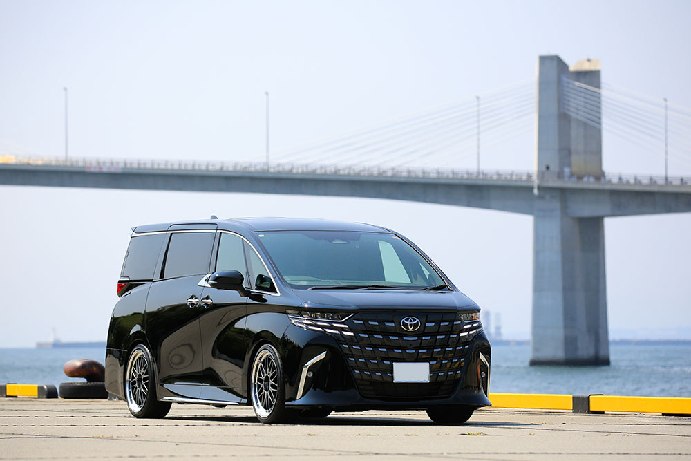 画像: 今の愛車は高級感あふれるアルファード