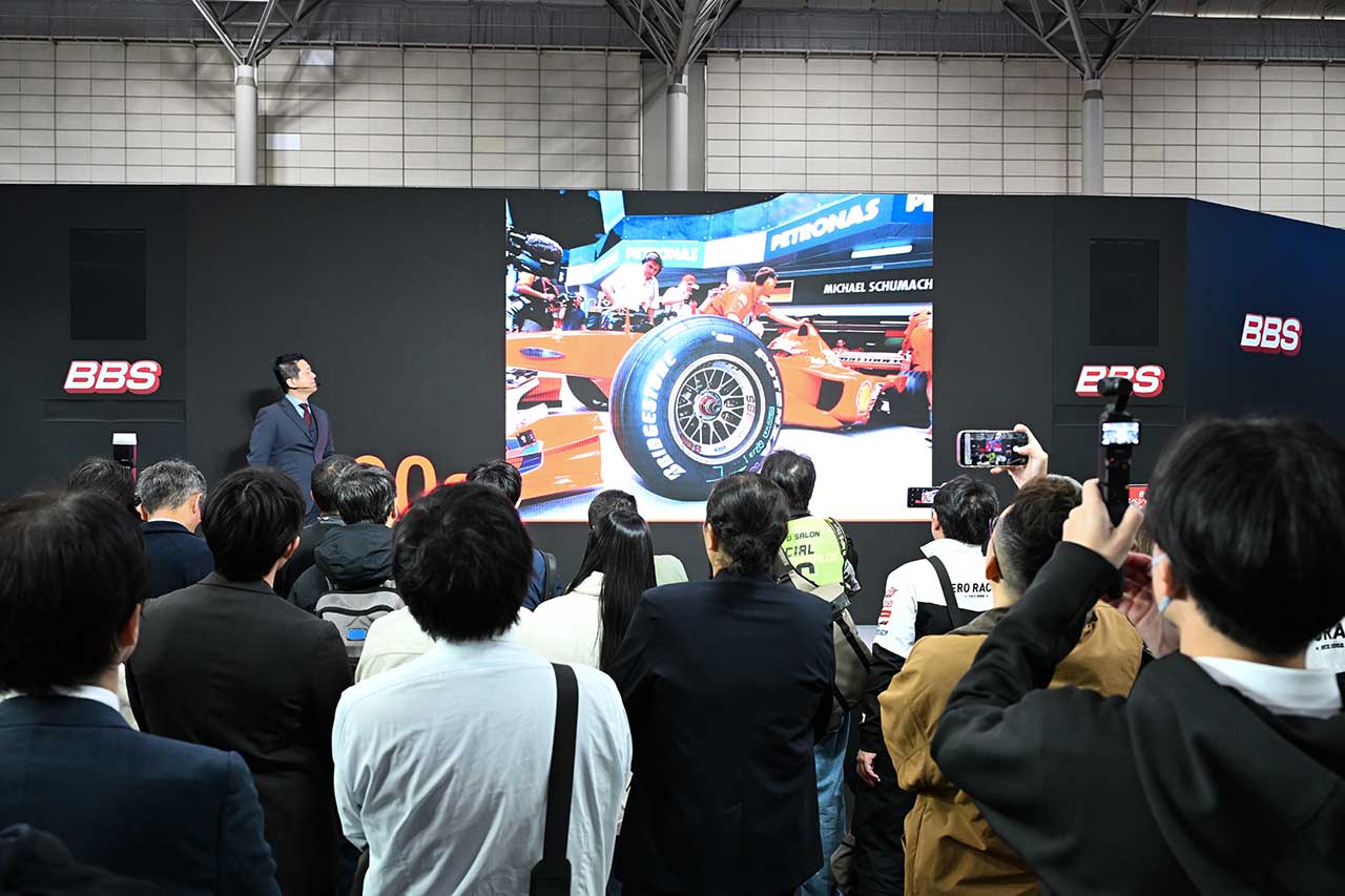 画像: 多くの来場者が、BBSの新たなメッセージに耳を傾けた