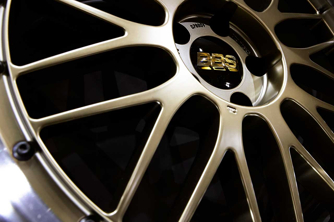 画像: 見る角度で表情を変える深みのあるゴールド