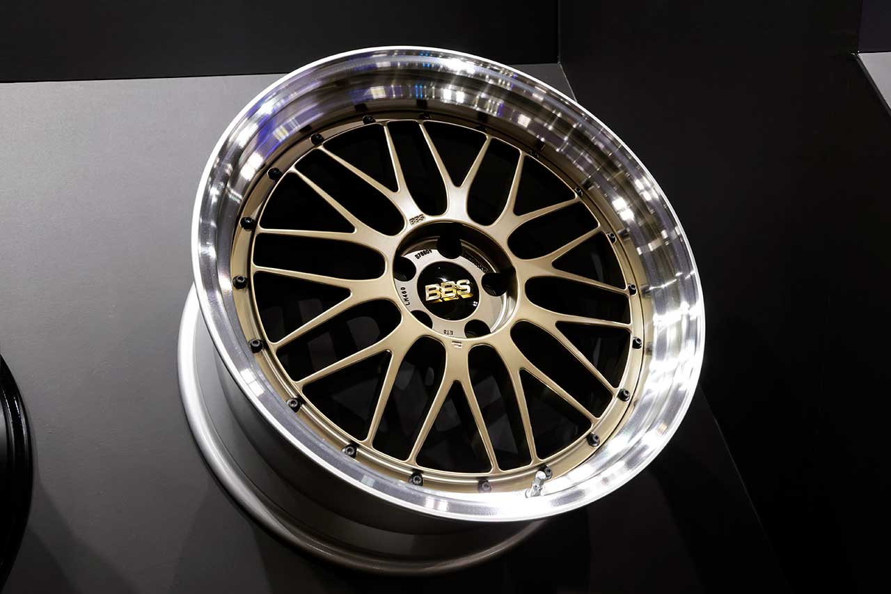 画像: 展示されていたのはマットゴールド×シルバーダイヤカットのモデル