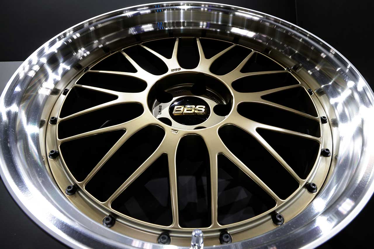 画像: 新色となるマットゴールドを採用