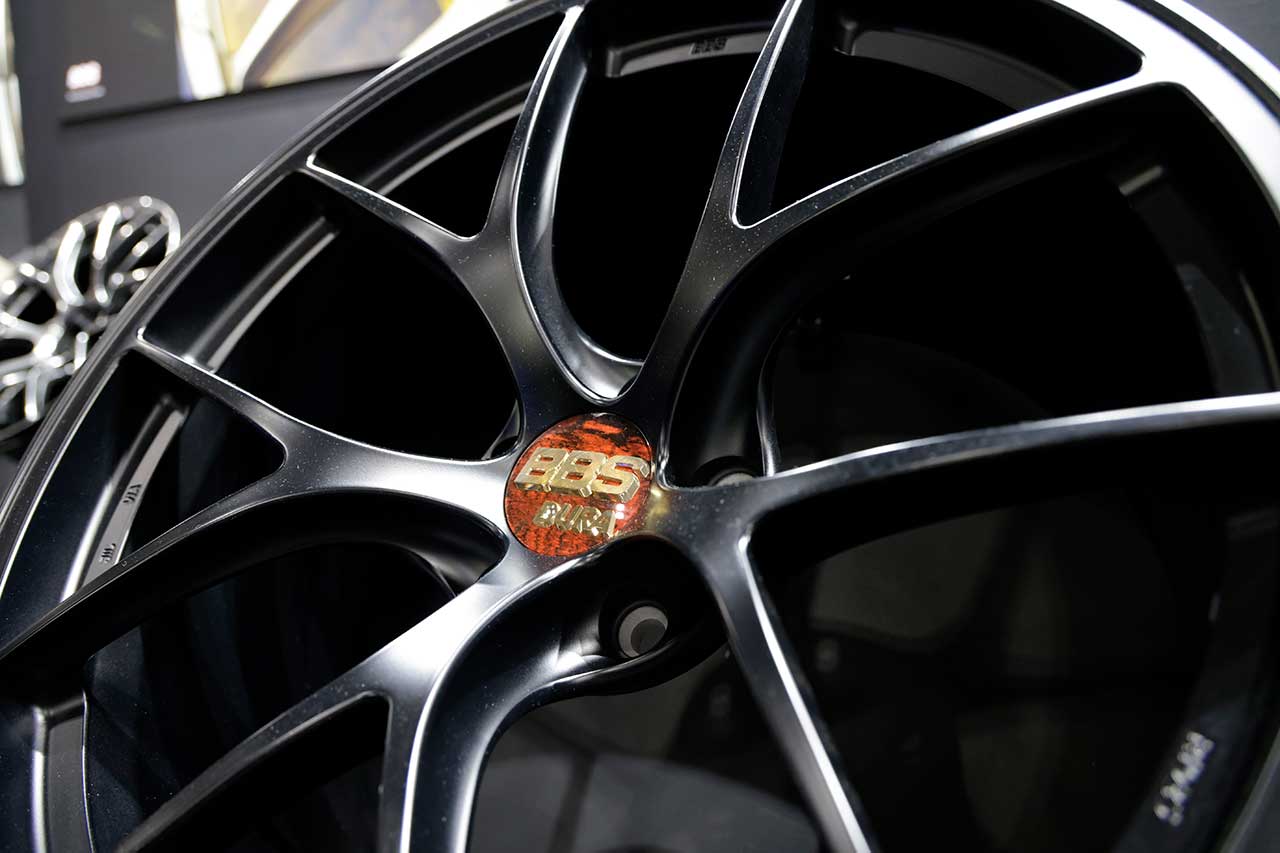 画像: 細く軽やかでありながら高い強度を備えたスポークが特徴だ