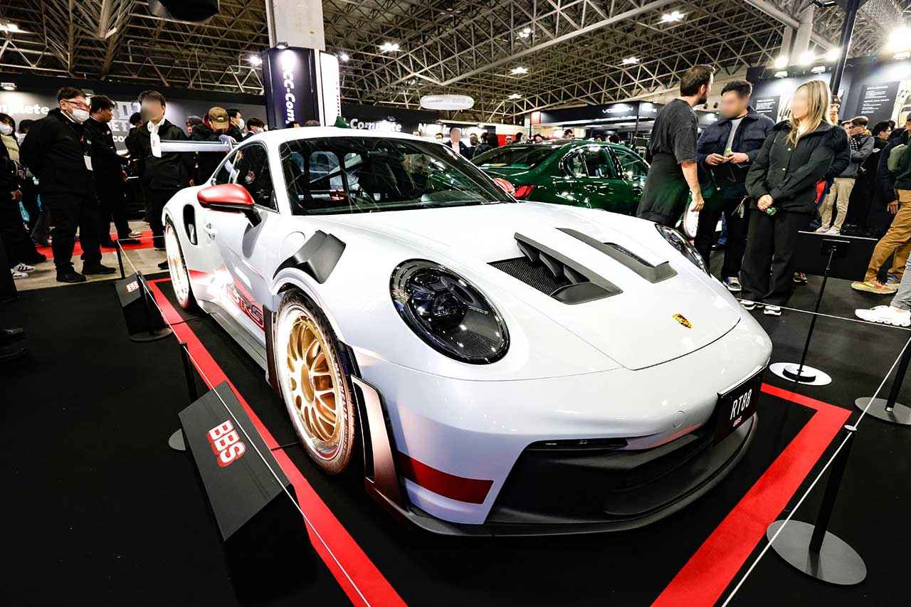 画像: 装着イメージとして展示された Porsche 911 GT3 RS（992）