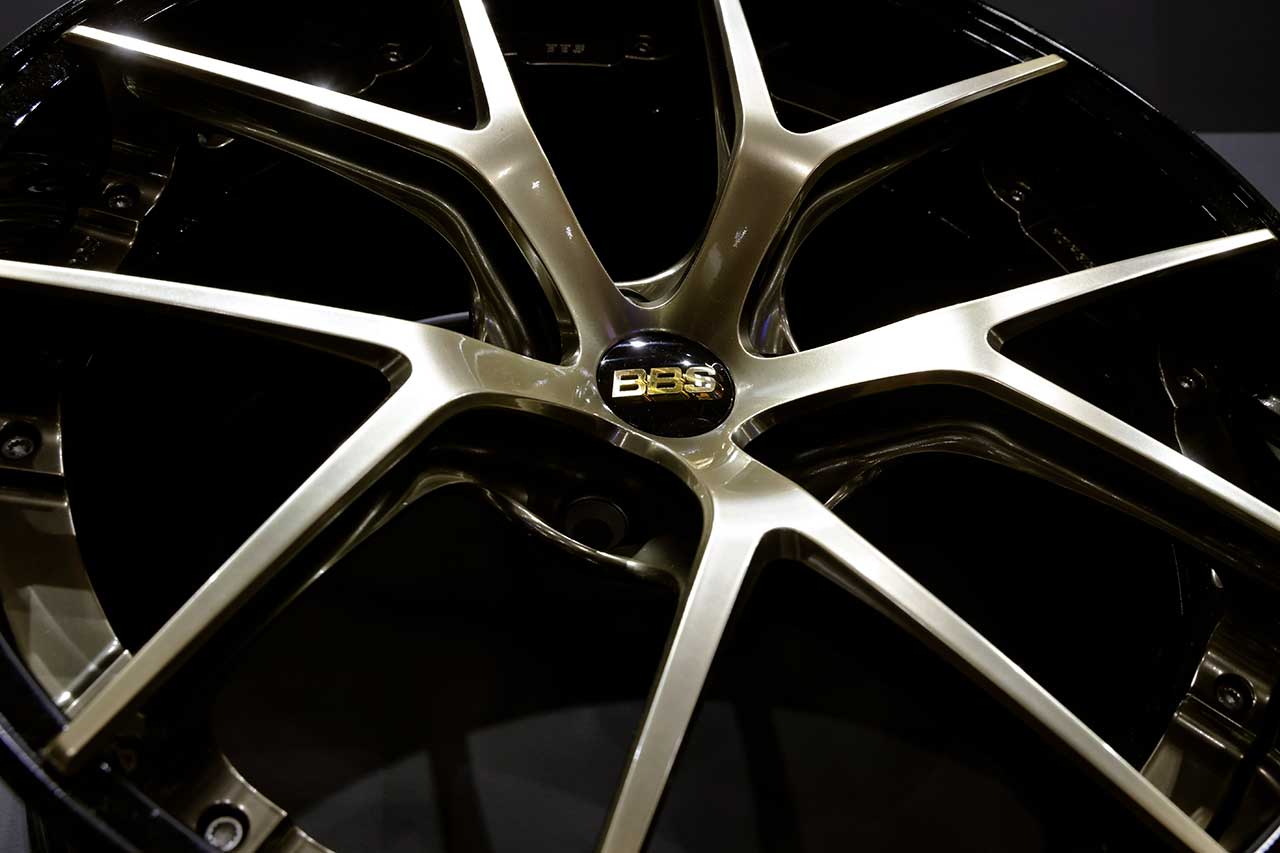 画像: ブラックとダイヤモンドゴールドが織りなす、洗練されたコントラスト