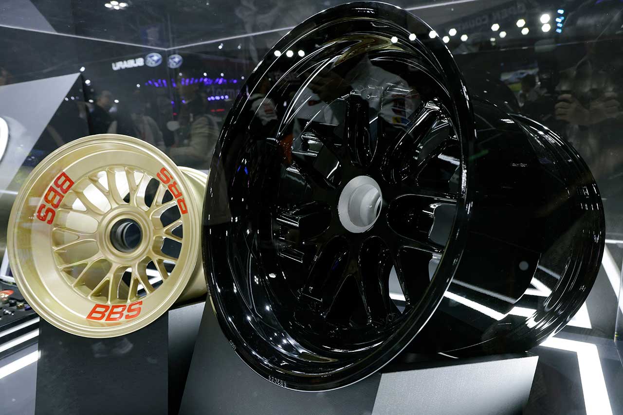 画像: BBSのモータースポーツスピリッツの起点ともいえるF1ホイール。レースで培われた技術と知見は、時代を超えて受け継がれ、現在の製品群へとつながっている。「Performance Driven」という思想を象徴する存在だ