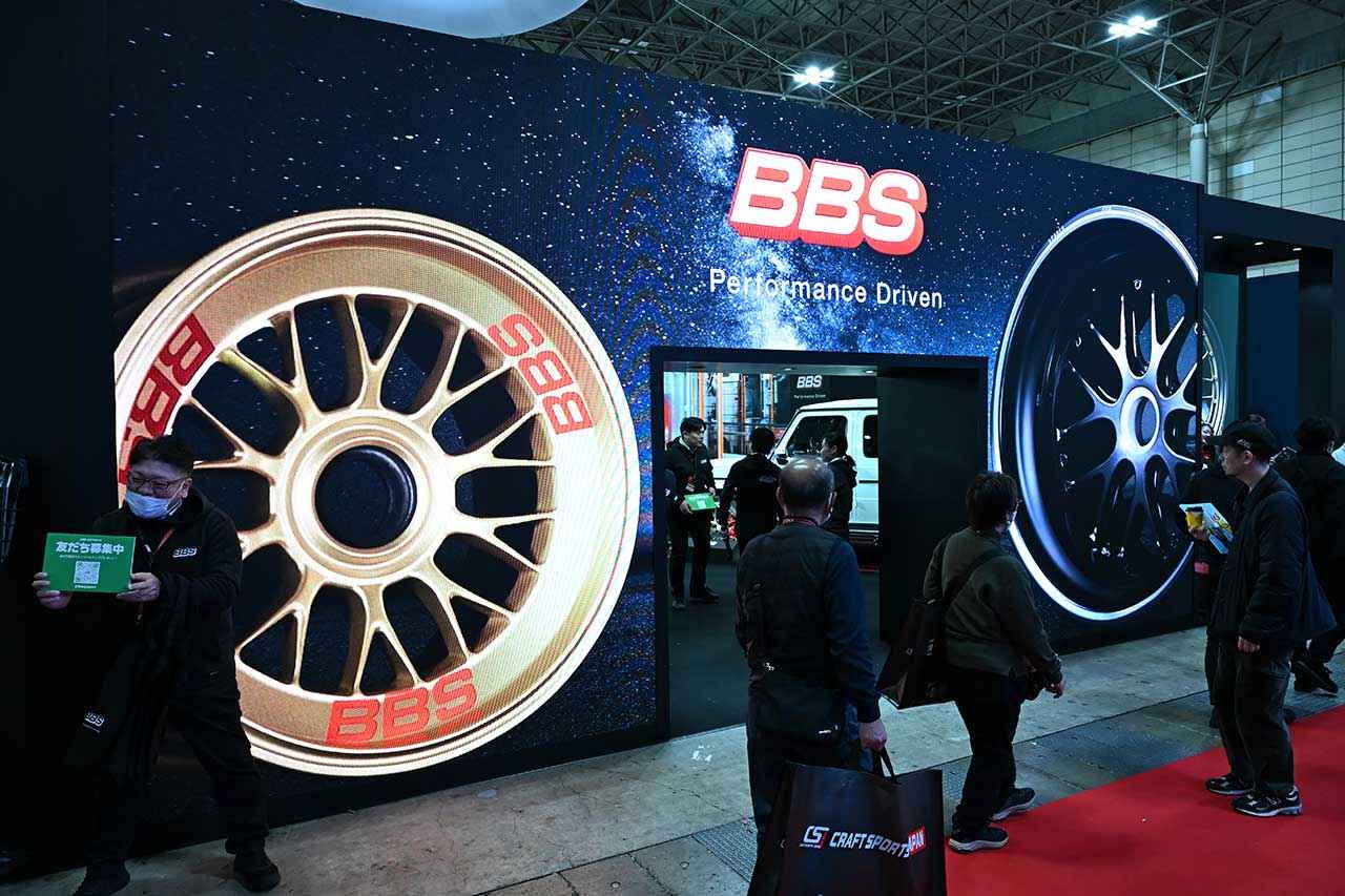 画像: ブースの入り口には超大型のモニターを配置