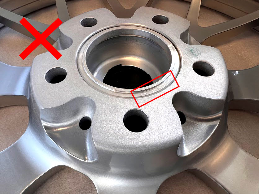 画像: 逆に入ってしまっている例。赤枠のように外から見える側に品番表示があると逆なので注意して欲しい。