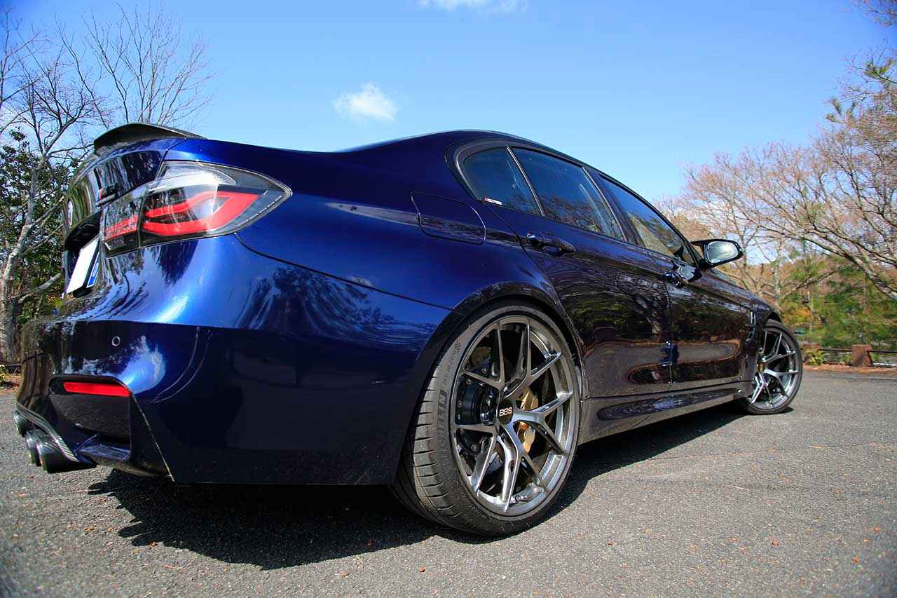 画像: タンザナイトブルーの深い艶と、BBS FI-Rが織りなす完璧なプロポーション