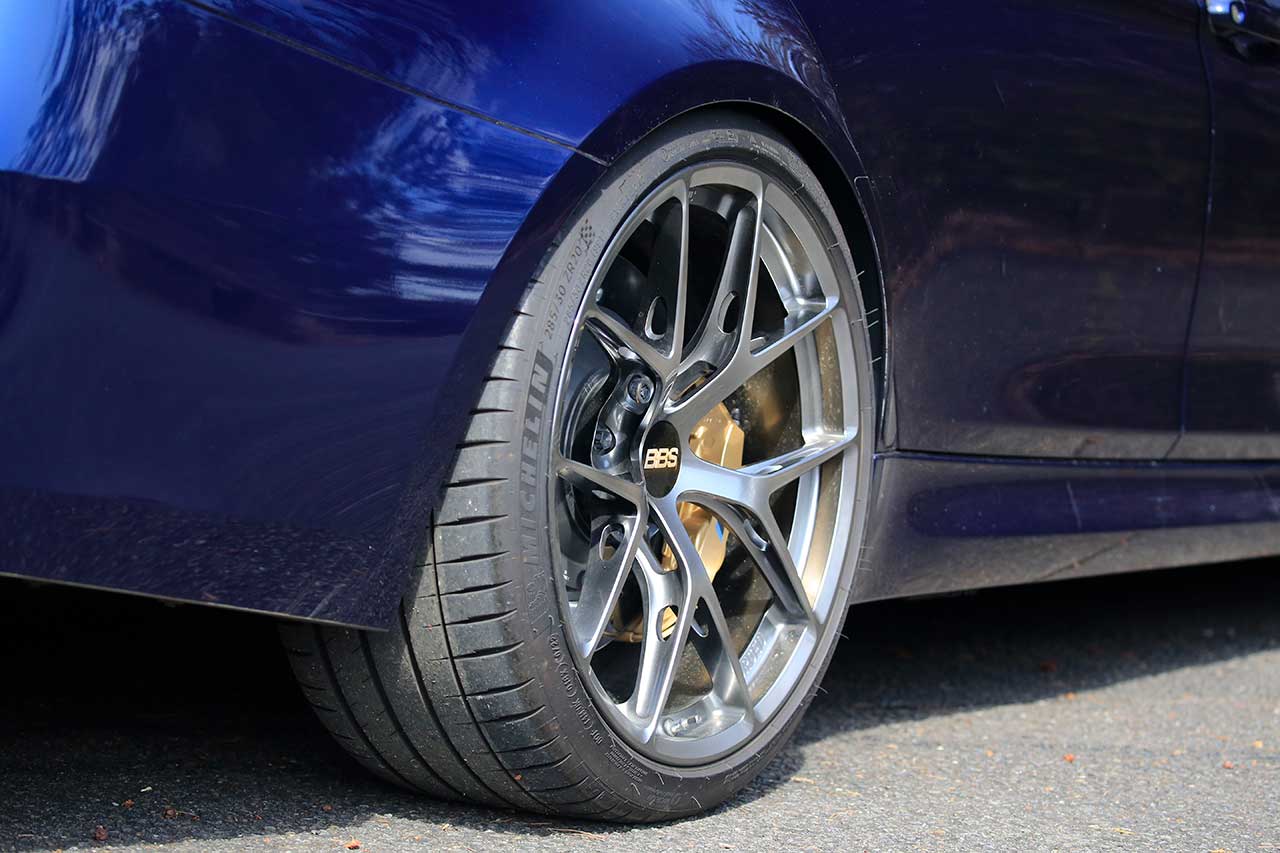 画像: ブレーキキャリパーとセンターキャップロゴのゴールドがマッチ