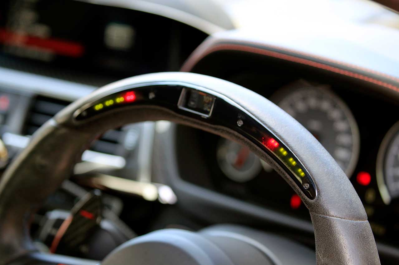 画像: 機械としてのクルマを操る。その手応えを伝えるステアリング