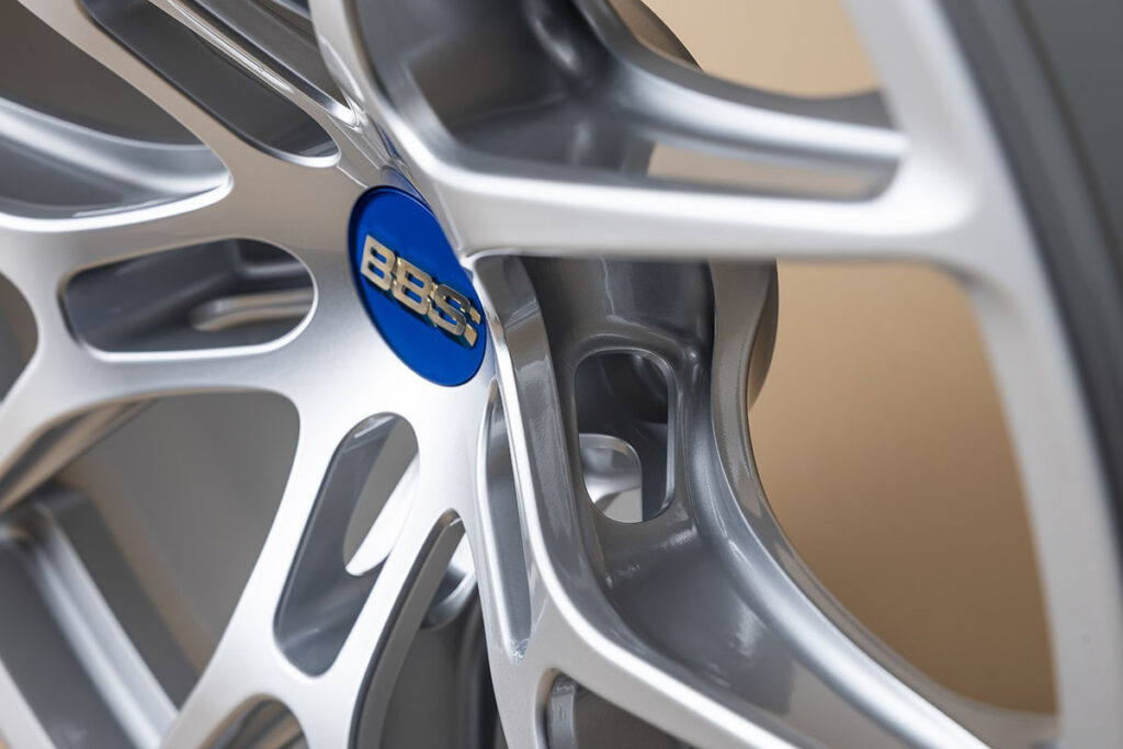 画像: スポーク縦横への精緻な穴開け加工はマンタイ・レーシングでの実績を応用しており、複雑な多層形状で強度と軽量化を両立している。