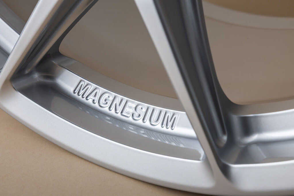 画像: マグネシウム合金を使ったホイールの技術は、F1をはじめとするモータースポーツのフィールドで磨き上げられたものだ。