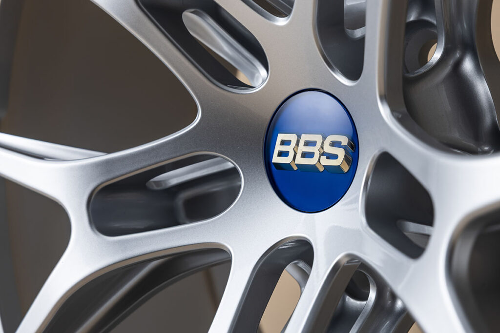 画像: 過去にマグネシウム鍛造の「RE-Mg」に使われていたブルーのセンターエンブレム。