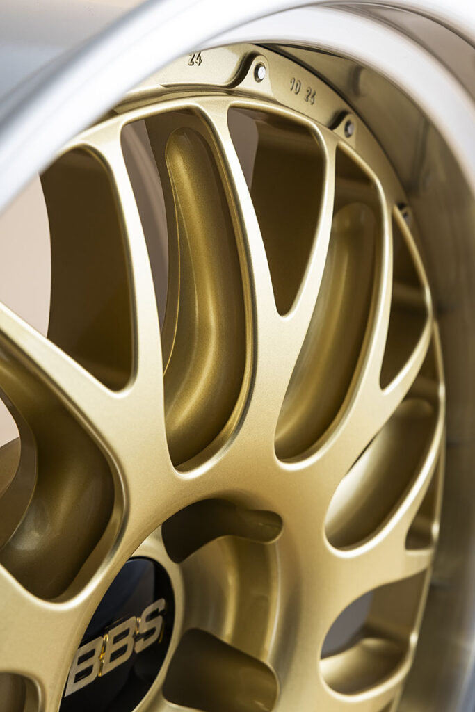 画像: 隣り合うスポークをY字状につなげた「クロススポーク」デザインを採用。サイドは軽量化のためにえぐられているのがわかる。