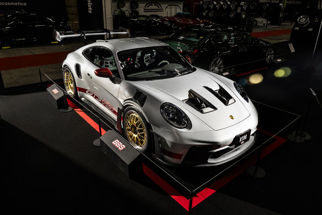 画像: 2026年1月の東京オートサロンでは、992型911GT3 RSに装着したモディファイスタディが公開された