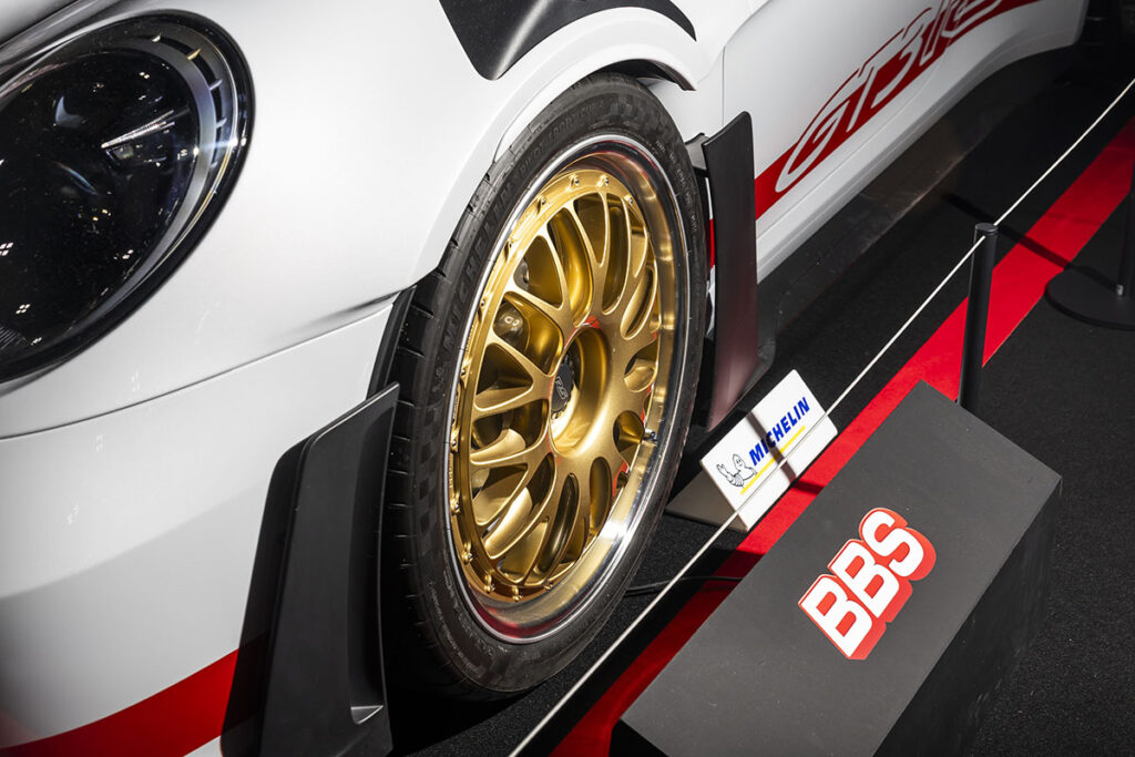 画像: 前20×10.0J IS45 CL／後21×13.0J IS31 CLである。パイロットスポーツカップ2が組み合わされていた