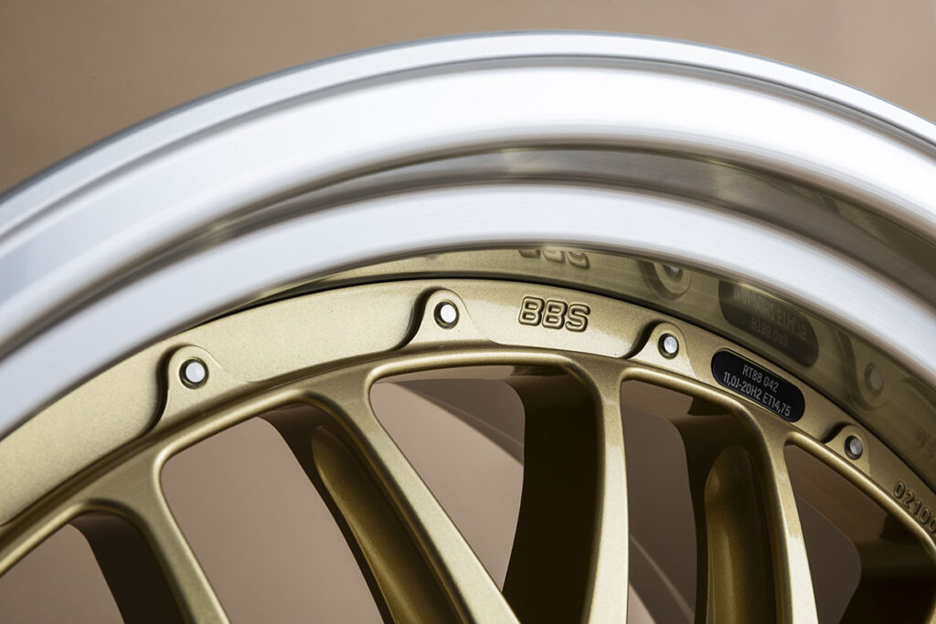 画像: ピアスボルトをディスクの裏からねじ込むことで、ヘッドを表に見せないすっきりとしたデザインとなっている。