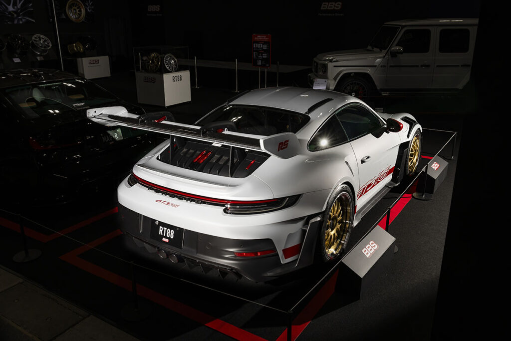 画像: モデル名の「RT」とは、ロード&トラックを意味しており、まさにサーキットを戦うロードモデルであるポルシェRSモデルにふさわしい。