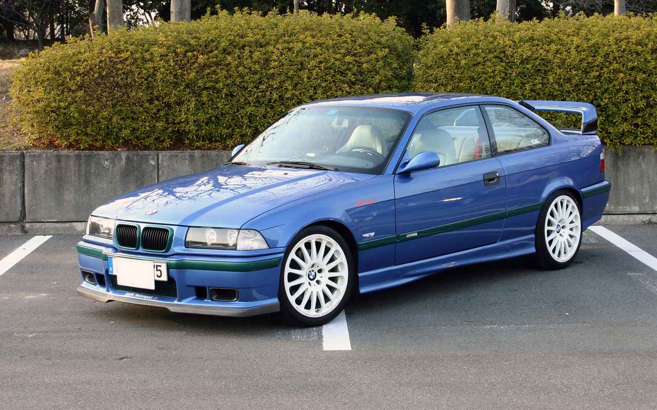 画像: 実車を見ずに「カタログ買い」したE36 M3。白のホイールと内装が鮮烈な印象を放つ