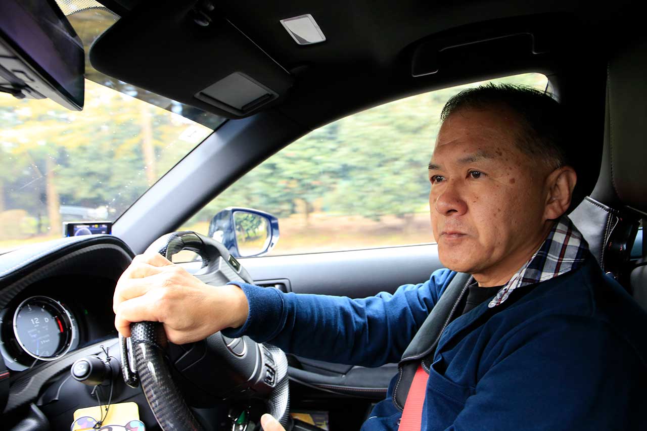 画像: ハンドルを握る姿からも、走りへの真剣さが伝わってくる