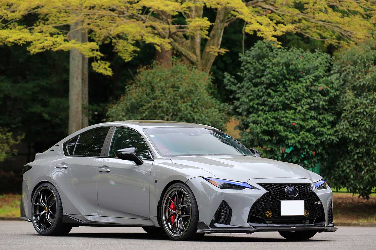 画像: 20台以上のクルマを乗り継いできた河野さんの現在の愛車、レクサスIS500 Fスポーツ